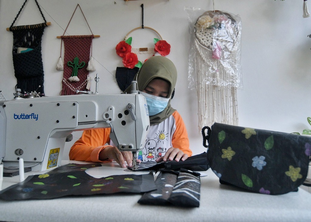 Pelaku usaha lokal mengubah limbah plastik menjadi barang jadi. Foto: dok MI/Andri Widiyanto.